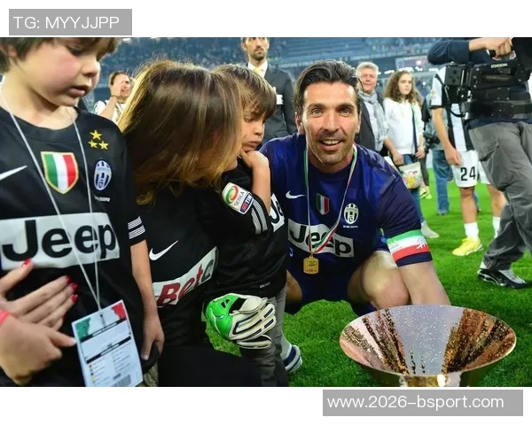 加图索与布冯亲临罗马比赛现场考察意大利球员表现 加图索与布冯亲临罗马比赛现场考察意大利球员表现